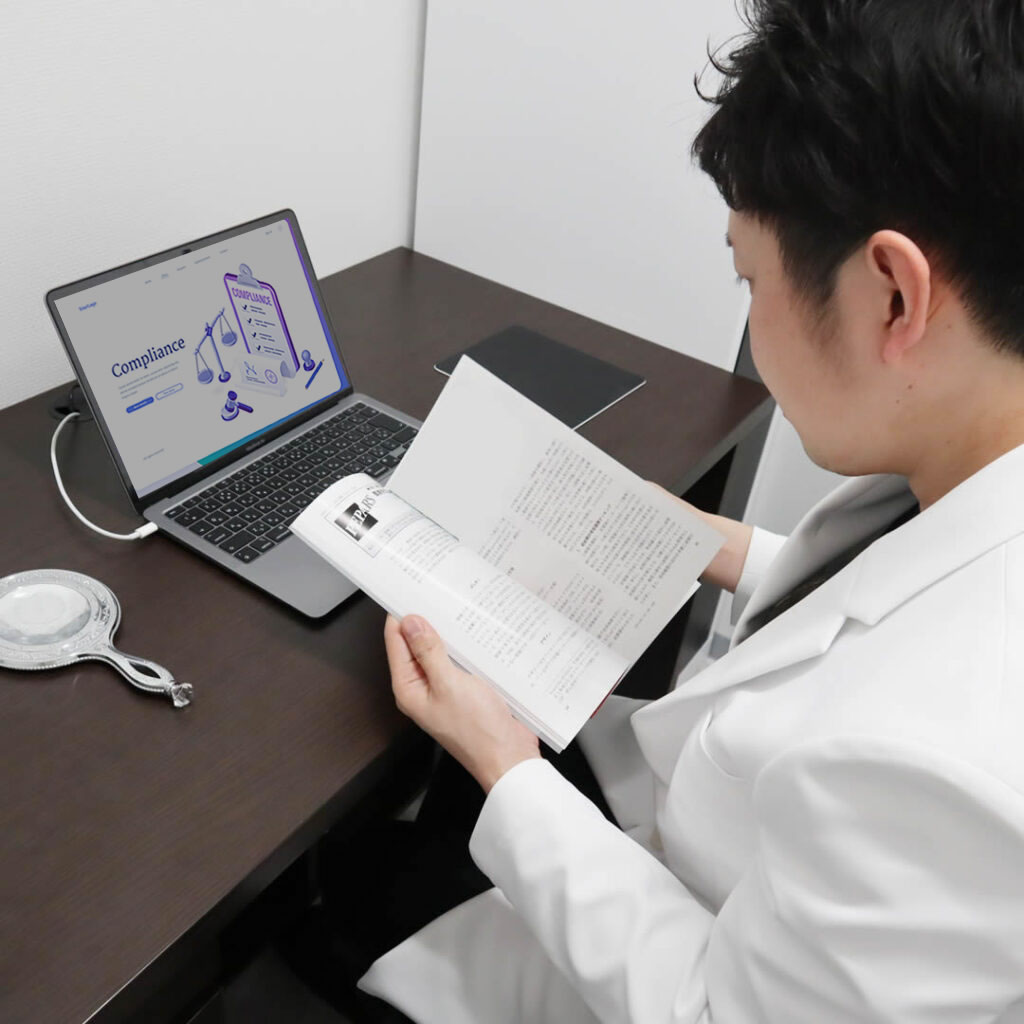 医療広告ガイドラインをチェックする医師