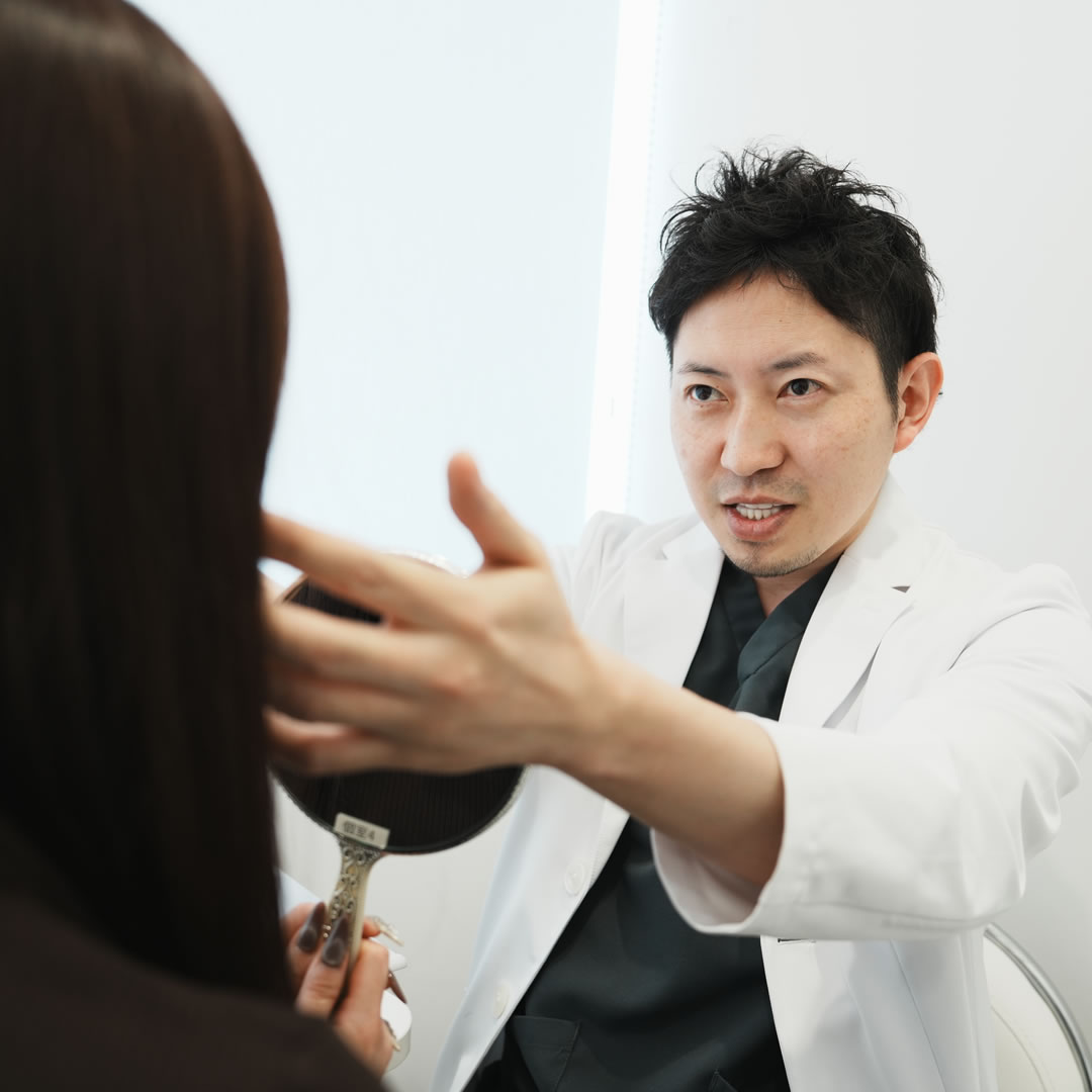 眼瞼下垂のカウンセリングをしているところ