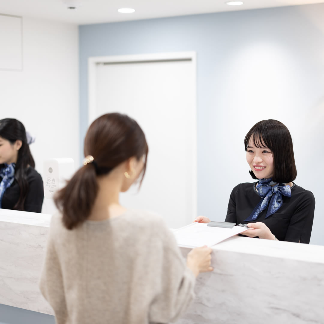 東京シンデレラ美容外科で目頭切開の受付をしている女性