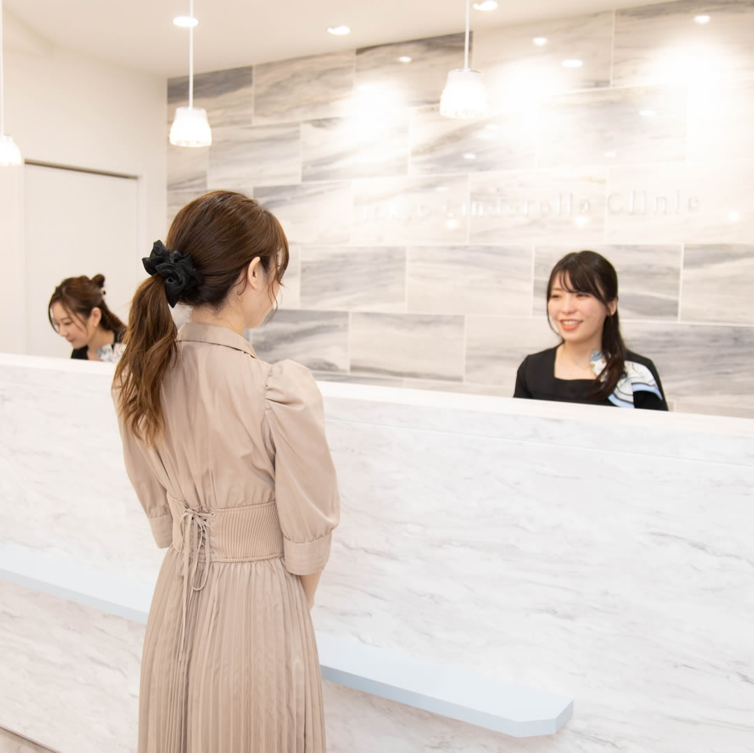 東京シンデレラ美容外科池袋院で受付をしている女性