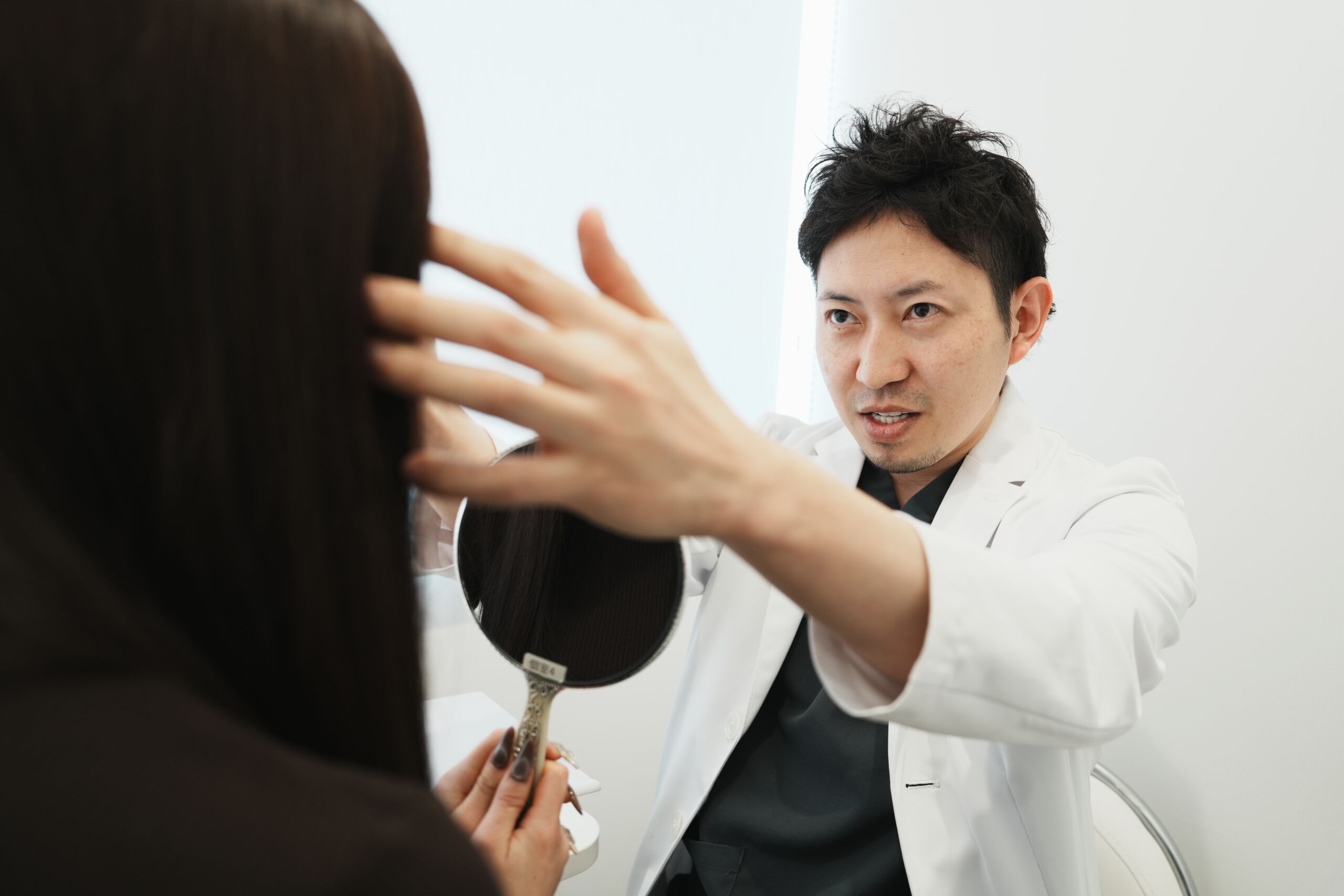 東京シンデレラ美容外科横浜院で診察をしている美容外科の名医吉原伯