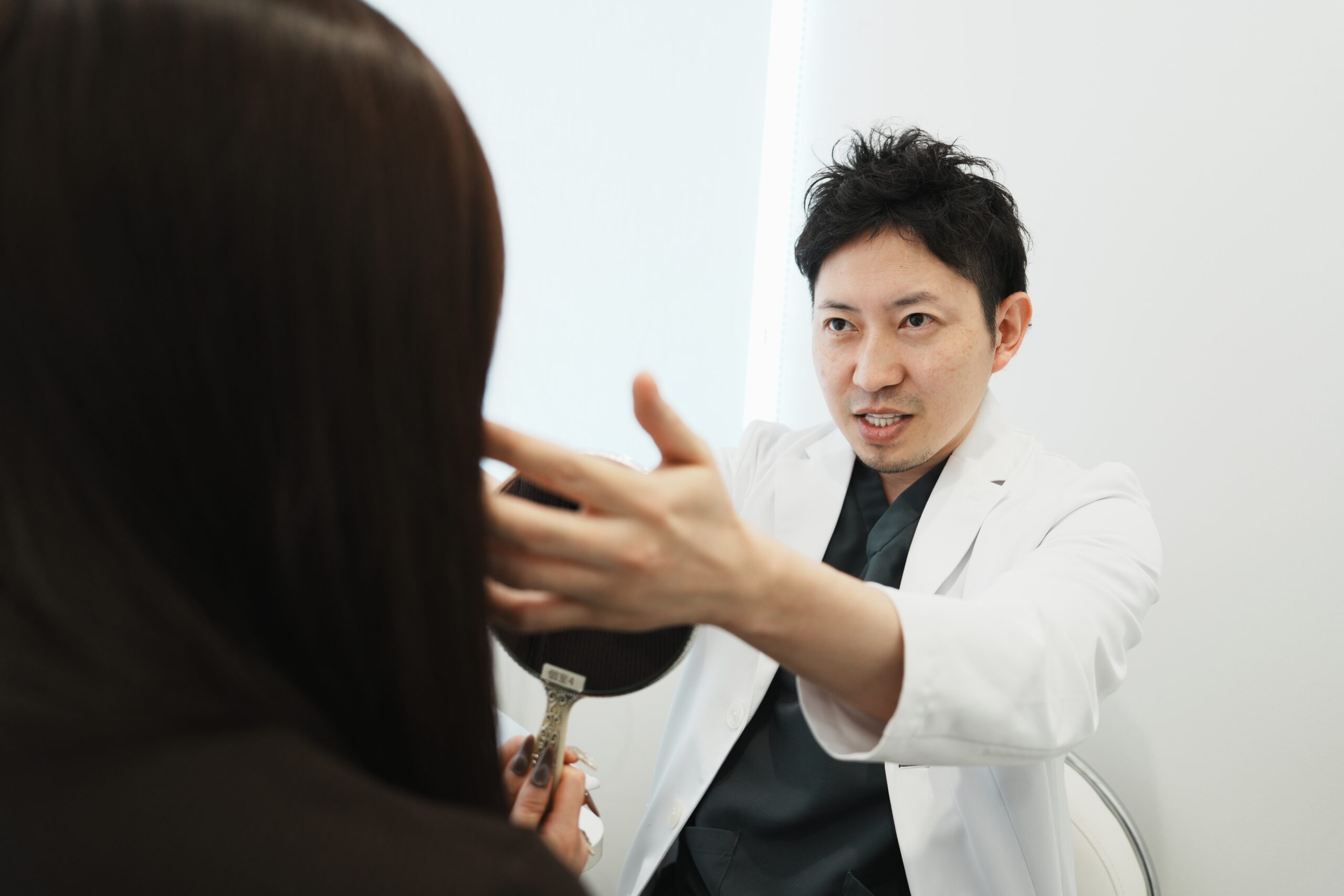 東京シンデレラ美容外科の美容外科歴18年以上の美容外科専門医の吉原伯のカウンセリング